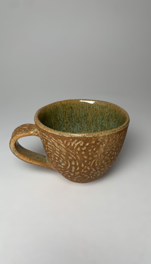 Taza mediana con hendiduras verde manzana pasta expuesta. Interior verde